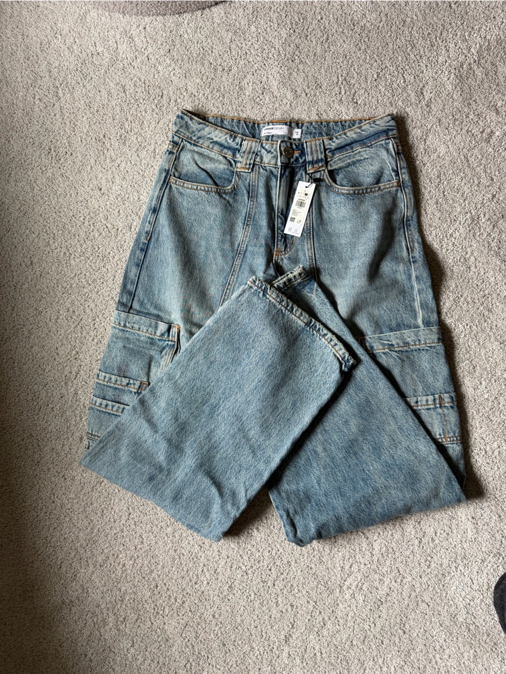 Women’s Light Wash Relaxed Jeans - Picture 3 of 5